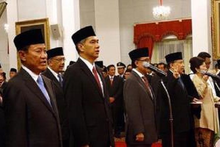 Para menteri Kabinet Indonesia Bersatu hasil perombakan, mengucapkan sumpah jabatan yang dipimpin oleh Presiden Susilo Bambang Yudhoyono pada pelantikan Menteri dan Wakil Menteri di Istana Negara, Jakarta Pusat, Rabu (19/10/2011). 