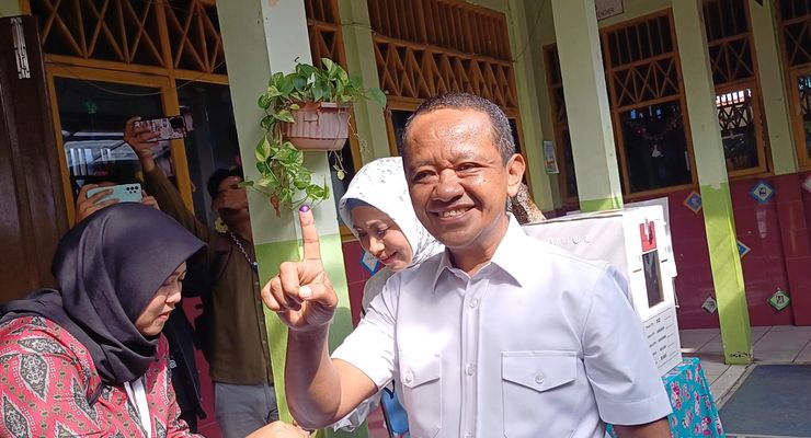 Momen Bahlil Coblos di TPS Duren Tiga Didampingi RK