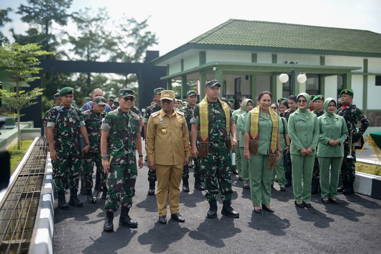 Upacara penutupan Tentara Nasional Indonesia (TNI) Manunggal Membangun Desa (TMMD) ke-121 Tahun Anggaran 2024. Kegiatan ini dipimpin Kepala Staf Angkatan Darat (Kasad) Kasad Jenderal TNI Maruli Simanjuntak itu berlangsung di Stadion Gelora 45, Desa Gema, Kampar Kiri Hulu, Kabupaten Kampar, Riau, Kamis (22/08/2024).