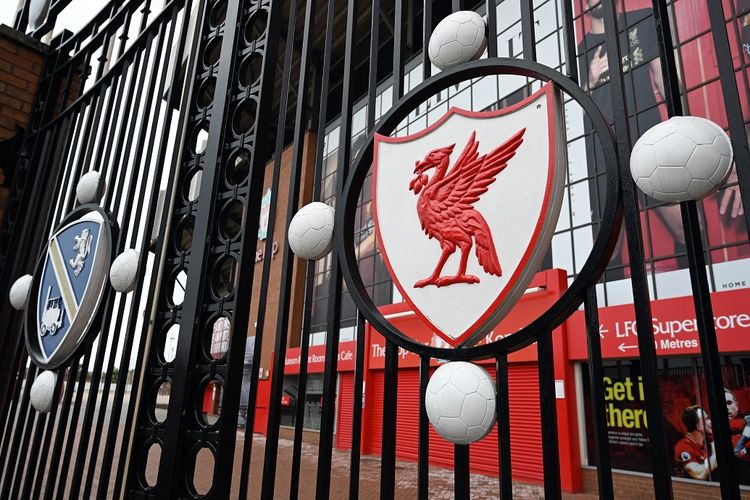 Sebuah gambar menunjukkan gerbang dan lambang yang terkunci di stadion klub sepak bola Liverpool Anfield di Liverpool, Inggris barat laut, pada 18 April 2020.
