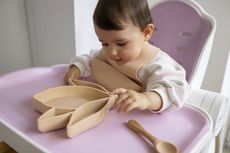 Milestone Bayi 7 Bulan: Perkembangan Penting yang Perlu Orang Tua Pahami