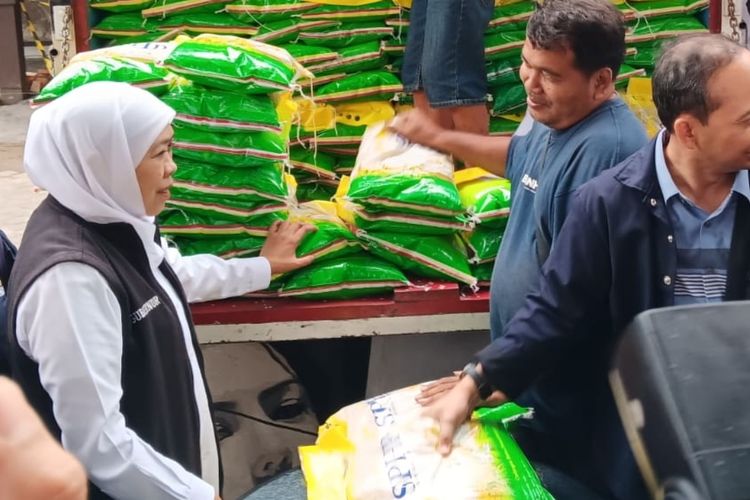 Gubernur Jawa Timur, Khofifah Indar Parawansa meninjau Pasar Murah di kawasan Samsat Kota Malang, Jawa Timur, pada Rabu (27/8/2025).