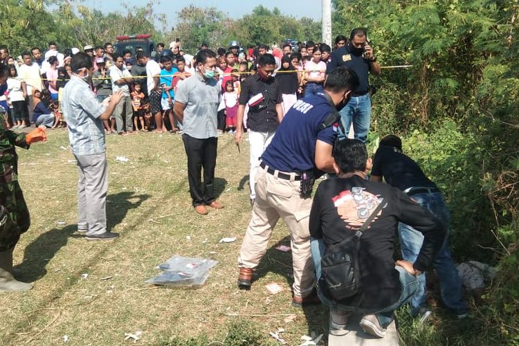 Aparat Satreskrim Polres Pekalongan Kota Jawa Tengah melakukan olah TKP di lokasi penemuan mayat yang diduga korban pembunuhan, di Klego, Pekalongan Timur Kota Pekalongan.