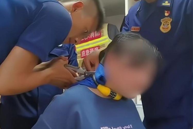 Petugas pemadam kebakaran di China berupaya memotong rantai sepeda yang terkalung di leher seorang ibu. Kondisi ibu tersebut akibat perbuatan anak laki-lakinya yang berusia 4 tahun. Bocah itu memakaikan dan mengunci rantai sepeda di leher ibunya dan lupa kode buka kuncinya.
