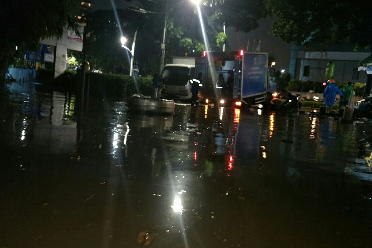 Suku Dinas Sumber Daya Air (Sudin SDA) Jakarta Selatan telah menurunkan satu unit pompa mobile guna mengatasi banjir yang melanda Jalan Kemang Raya, Bangka, Mampang Prpapatan, Jakarta Selatan, Senin (20/12/2021) sore.