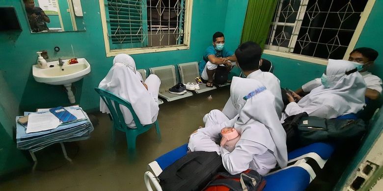 Foto-foto: Banjir setengah meter mengepung semua bangunan lantai 1 seluruh ruang rawat inap pasien akibat hujan deras dan selokan mampet di Komplek RSUD Soekardjo Tasikmalaya, Jawa Barat, Jumat (15/4/2022) malam.