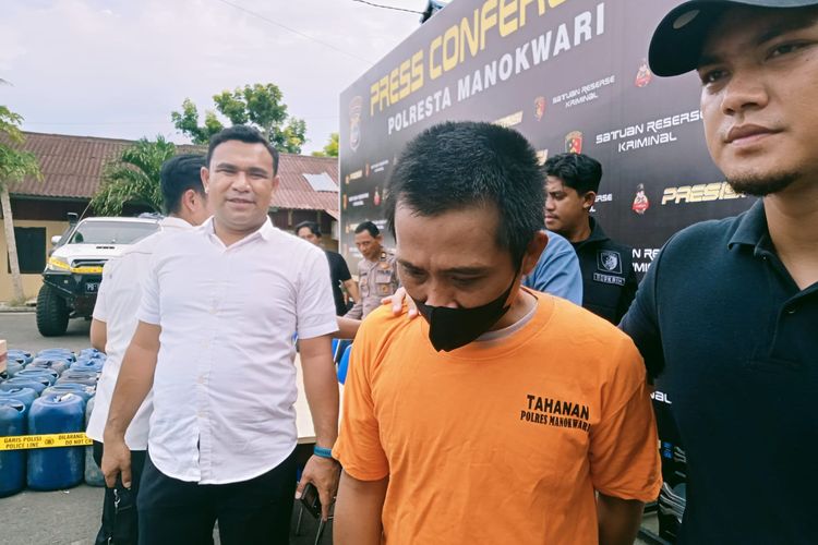 Pelaku penimbun BBM jenis bio solar saat diarahkan oleh Polisi ke Tahanan Polres Manokwari 