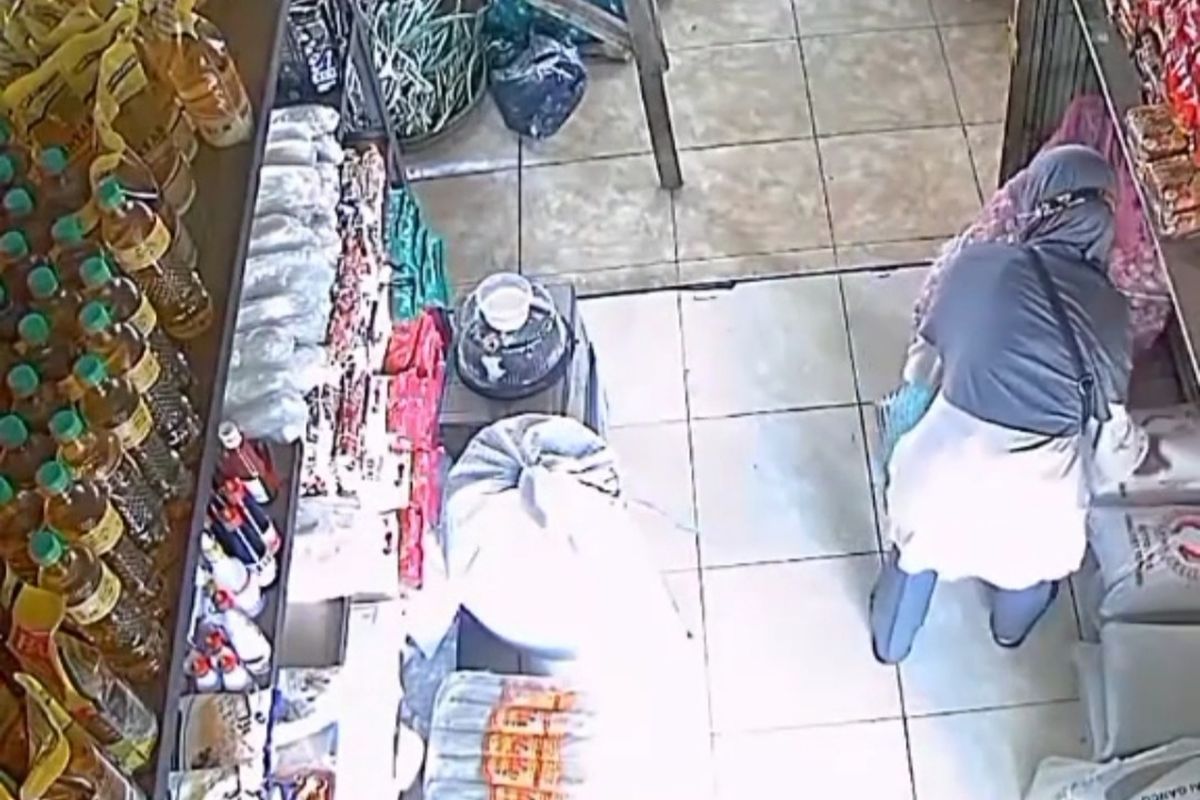 Seorang emak-emak terekam CCTV mencuri satu karung beras dan tabung gas di salah satu toko kelontong yang berada di kawasan Pasar Paron, Kecamatan Paron, Kabupaten Ngawi, Jawa Timur.