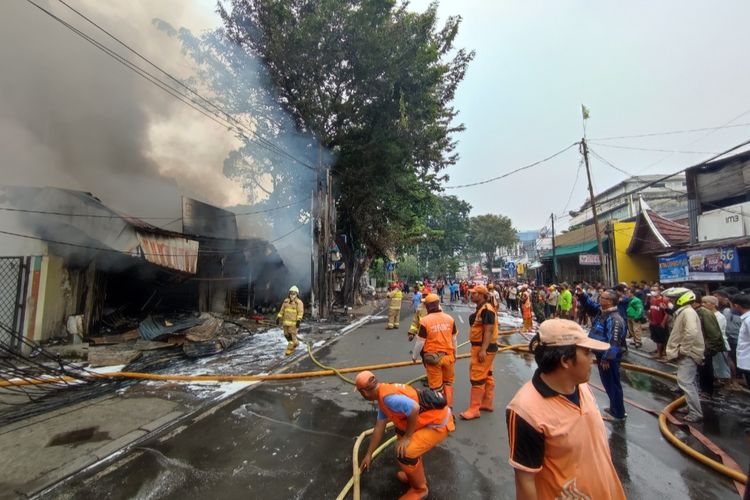 Kebakaran yang melanda toko cat di Jalan Rumah Sakit Fatmawati, Pondok Labu, Cilandak, Jakarta Selatan, Rabu (15/6/2022) pagi, mengundang perhatian warga.