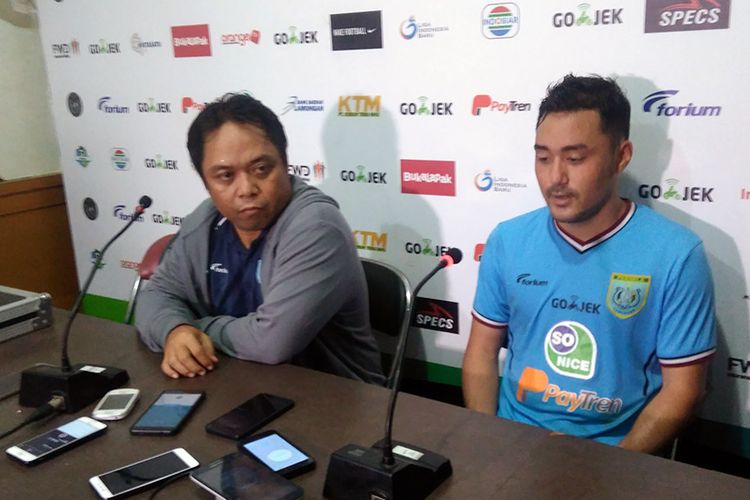 Asisten pelatih Persela Lamongan Danur Dara (kiri) dan Shohei Matsunaga, dalam sesi jumpa pers seusai laga versus Bali United, Senin (16/4/2018).