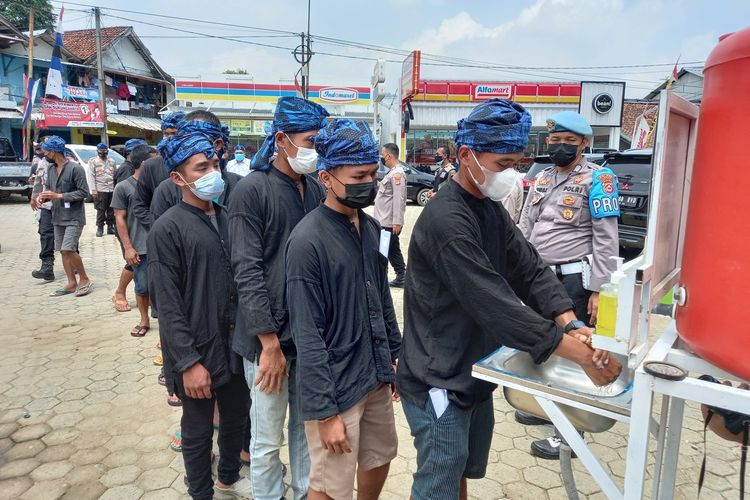 Sejumlah warga Baduy mengikuti vaksinasi massal di Terminal Ciboleger, Senin (27/9/2021)