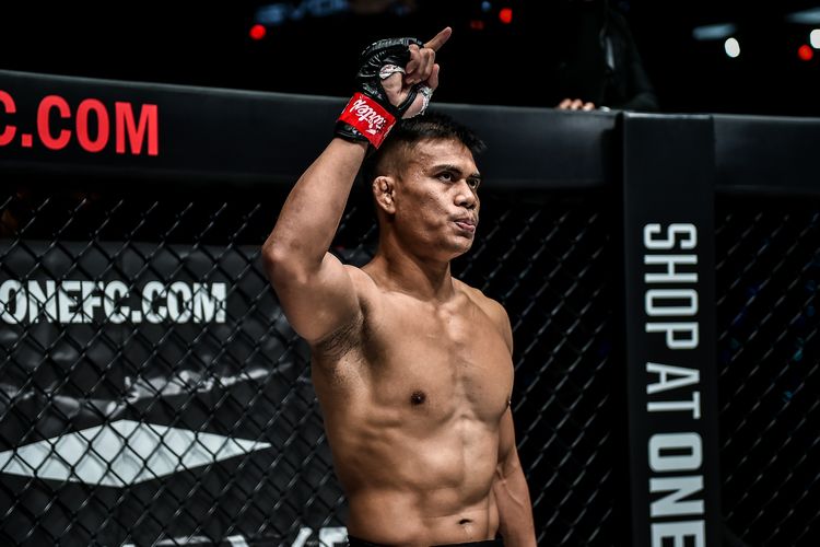 Petarung MMA asal Indonesia, Eko Roni Saputra. Eko Roni dijadwalkan bakal melawan Hu Yong (China) pada ajang ONE Fight Night 15 di Lumpinee Boxing Stadium, Bangkok, Thailand pada Sabtu (7/10/2023).