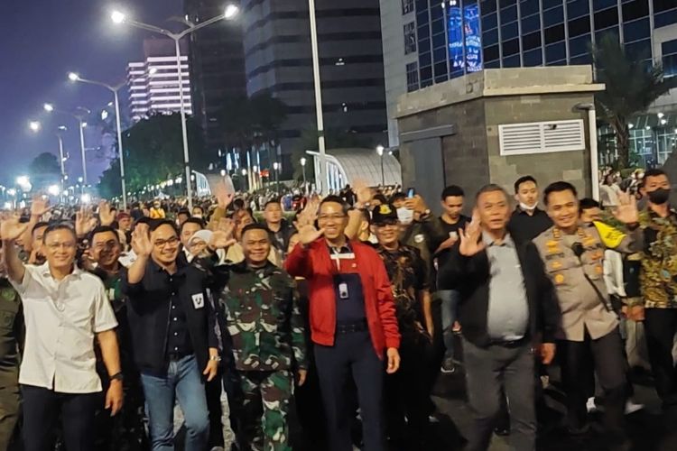 Penjabat Gubernur DKI Jakarta Heru Budi Hartono meramaikan perayaan malam pergantian tahun 2023 dengan mendatangi kawasan Bundaran Hotel Indonesia (HI). 