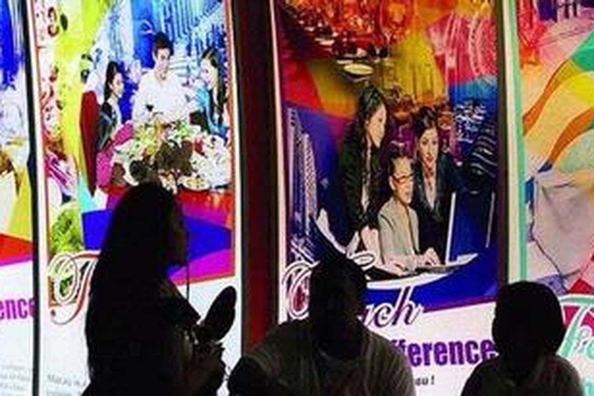 Pengunjung mencari informasi mengenai paket berlibur di salah satu stan biro perjalanan pada pameran Garuda Indonesia Travel Fair di Jakarta Convention Center, Jumat (8/10/2010).  