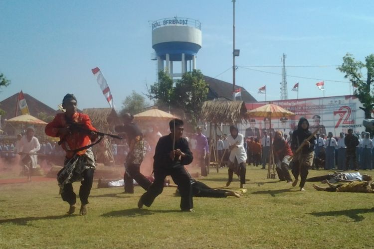 Anak-anak SMK 3 Weleri Kendal, Jawa tengah memainkan drama kolosal perjuangan Bahurekso.