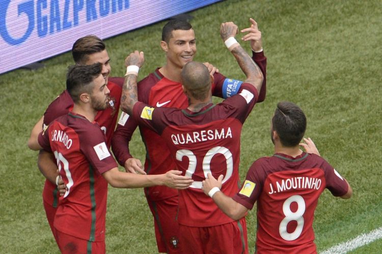 Para pemain tim nasional (timnas) Portugal merayakan gol Cristiano Ronaldo ke gawang Selandia Baru pada pertandingan Piala Konfederasi Grup A di Stadion Saint Petersburg, Sabtu (24/6/2017).