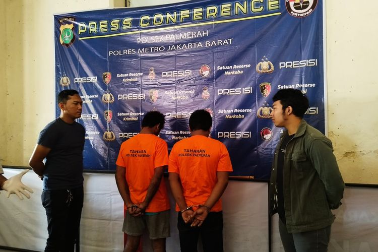 Dua pelaku pembegalan pengemudi ojol diamankan di Mapolsek Palmerah, Jakarta Barat, Senin (21/8/2023). (KOMPAS.com/XENA OLIVIA)