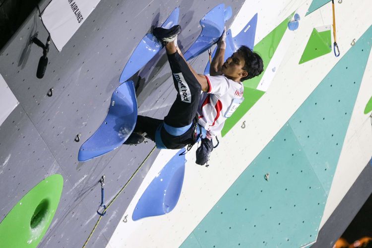 Atlet panjat tebing Indonesia Raviandi Ramadhan bertanding pada final nomor perlombaan lead seri ke-12 Piala Dunia Panjat Tebing 2022 di SCBD Park, Jakarta, Senin (26/9/2022). Meski gagal menjadi juara, pemanjat berusia 19 tahun ini menorehkan sejarah atlet panjat tebing lead Indonesia pertama yang lolos di babak final seri Piala Dunia sejak ajang ini dimulai pada 1989.