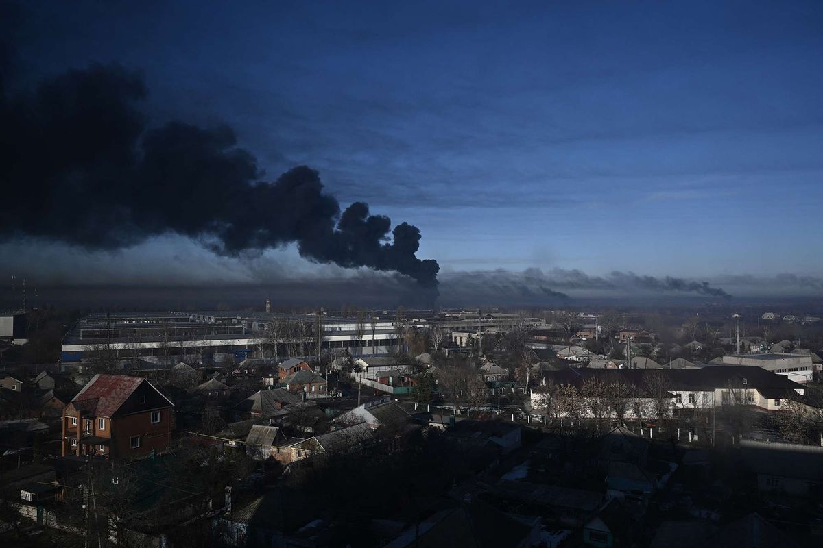 Asap hitam mengepul dari bandara militer di Chuguyev dekat Kharkiv, Ukraina, Kamis (24/2/2022). Presiden Rusia Vladimir Putin telah mengumumkan operasi militer skala penuh di Ukraina pada Kamis pagi, memberitahu pasukan Ukraina untuk meletakkan senjata mereka dan memperingatkan setiap pasukan yang mengganggu akan menghadapi konsekuensinya.