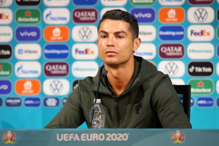 BUDAPEST, HONGARIA - JUNE 14: Dalam foto yang disediakan oleh UEFA ini, Cristiano Ronaldo tengah berbicara kepada media pada sesi konferensi pers jelang laga Grup F Euro 2020 antara Hongaria kontra Portugal di Puskas Arena, 14 Juni 2021.