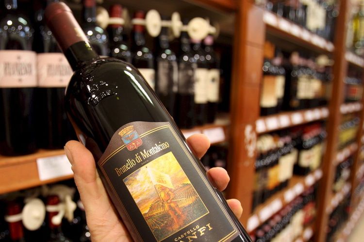 Seorang pria menunjukkan sebotol anggur vintage Brunello di Montalcino Castello Banfi di seorang pedagang anggur di Pontedera, Tuscany, Italia   EPA/FRANCO SILVI