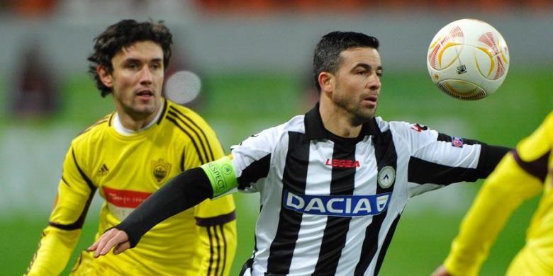 Gelandang Anzhi Makhachkala, Yuri Zhirkov (kiri), tengah membayangi striker veteran dan kapten Udinese, Antonio Di Natale (tengah), dalam laga matchday kelima Liga Europa di Stadion Lokomotiv, Moskwa, Kamis (22/11/2012). Anzhi akhirnya menang 2-0 dan lolos ke babak selanjutnya.