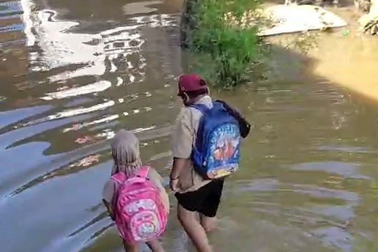 Bocah SD di pelosok perbatasan RI  Malaysia di Nunukan Kaltara pulang sekolah melewati genangan banjir