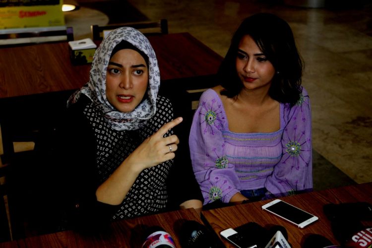 Jane Shalimar dan Vanessa Angel melayani pertanyaan awak media di Epiwalk, Kuningan, Jakarta Selatan, Rabu (1/11/2017).