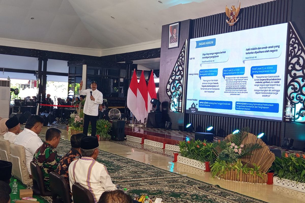 Menteri Sosial Republik Indonesia Saifullah Yusuf atau Gus Ipul saat paparan di depan pilar-pilar sosial Kabupaten Lumajang, Jumat (30/5/2025)