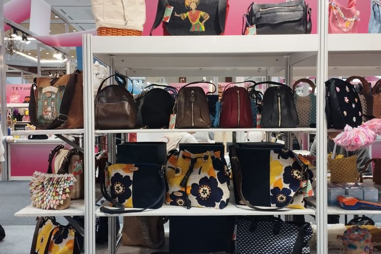Produk tas dari Niknik Collection yang ditampilkan dalam pameran UMKM EXPO(RT) BRILIANPRENEUR 2023 di JCC Senayan, Jakarta Pusat.