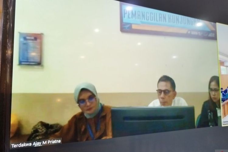 Eks Wali Kota Cimahi Ajay M Priyatna sebagai terdakwa penyuap penyidik KPK mengikuti sidang secara daring di Pengadilan Negeri (PN) Bandung, Kota Bandung, Jawa Barat, Rabu (30/11/2022).