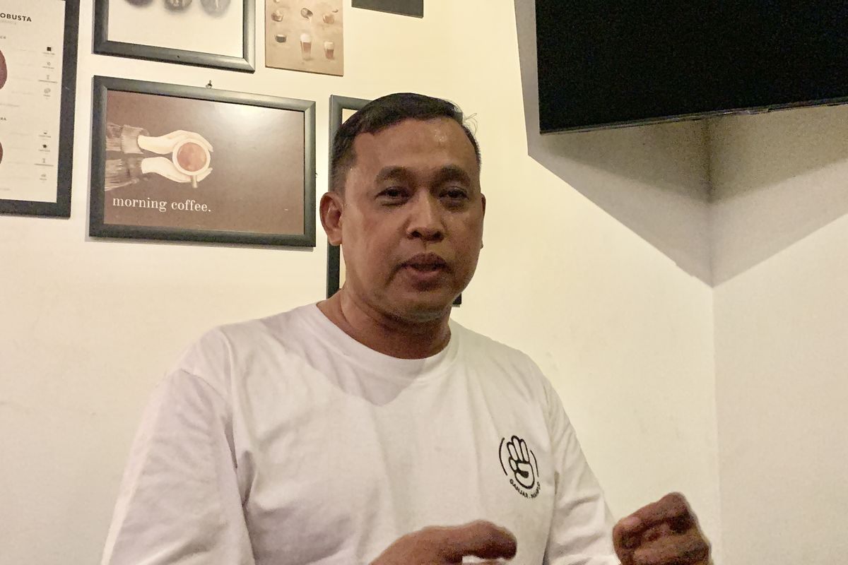 Mantan Walikota Bekasi Tri Adhianto menanggapi soal kasus camat Kota Bekasi yang diduga tidak netral karena memamerkan jersey dengan nomor punggung 2 saat ditemui di Kemang Pratama, Kota Bekasi, Kamis (4/1/2024) malam.