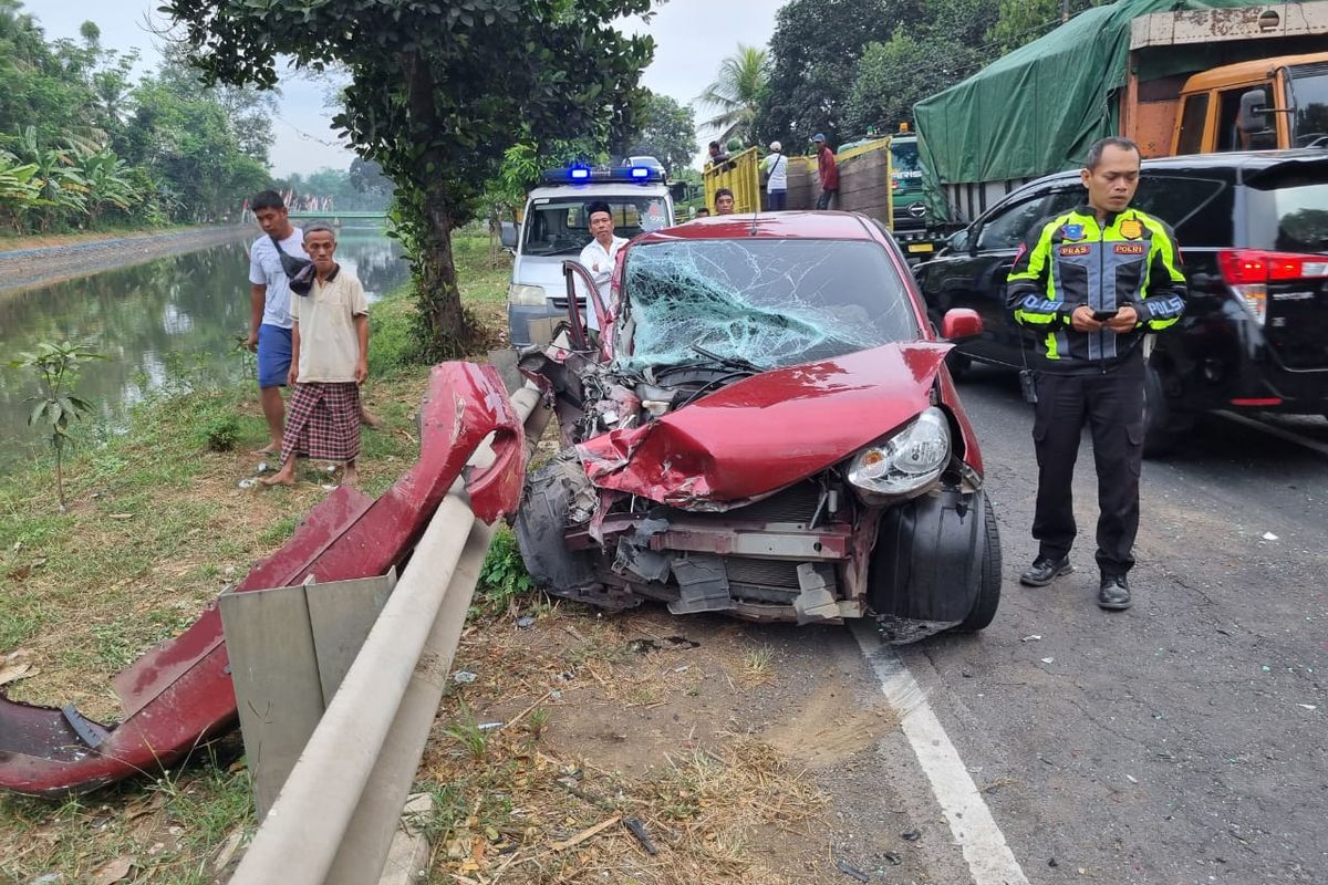 Kondisi minibus usai saling tabrak dengan truk di Jatiroto Lumajang, Kamis (1/8/2024)