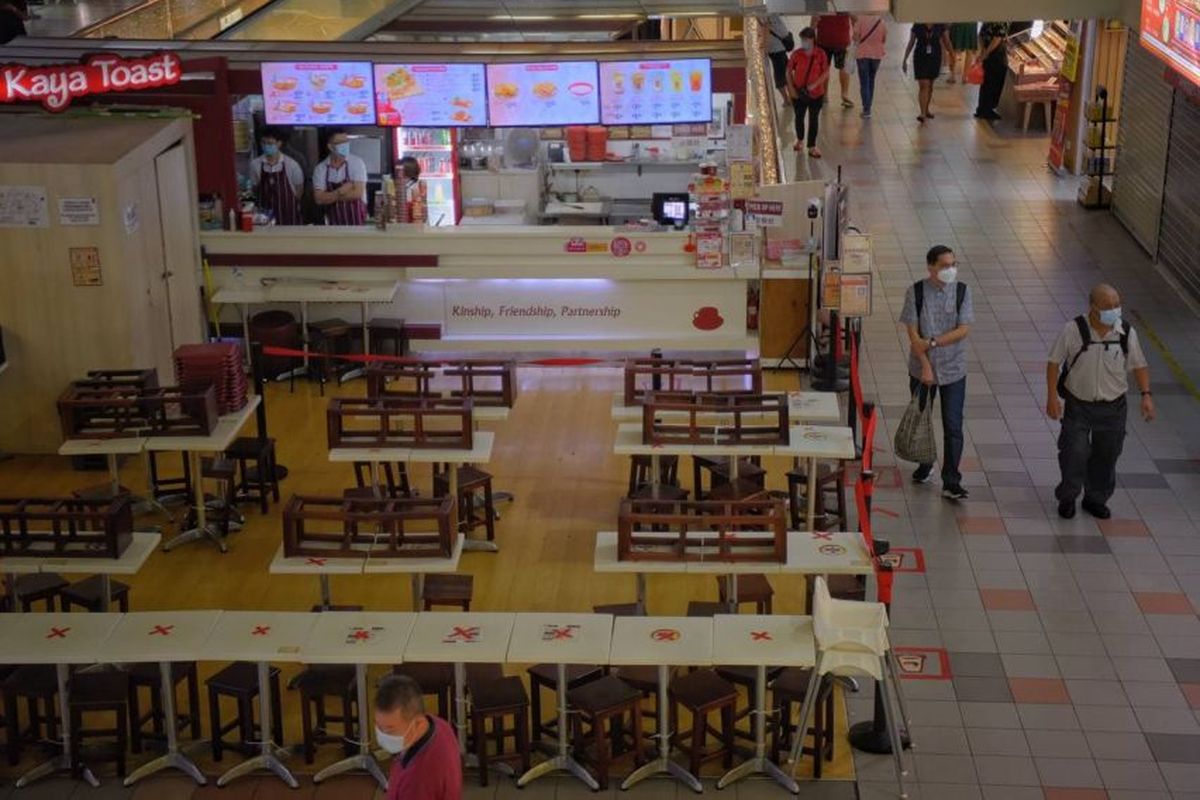 Pemandangan tempat makan yang sepi saat jam makan siang di Yakun Kaya Toast di People's Park Centre, Singapura pada Kamis (22/07/2021).  