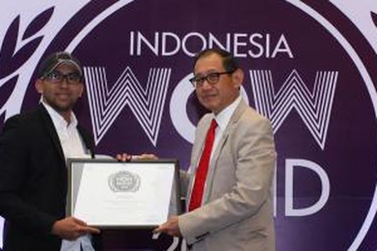 GM Prepaid Marketing Communications Telkomsel Abdullah Fahmi (kiri) menerima penghargaan Gold Champion of Indonesia Wow Brand untuk Telkomsel di kategori operator selular dari CEO sekaligus Founder MarkPlus Inc Hermawan Kartajaya di Hotel Ritz Carlton Mega Kuningan Jakarta, Kamis (11/9).