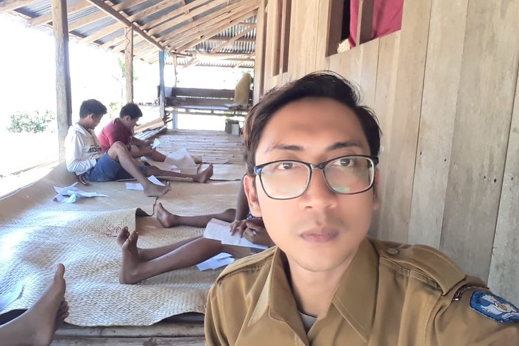 Soalihin berfoto di rumah salah satu muridnya. 