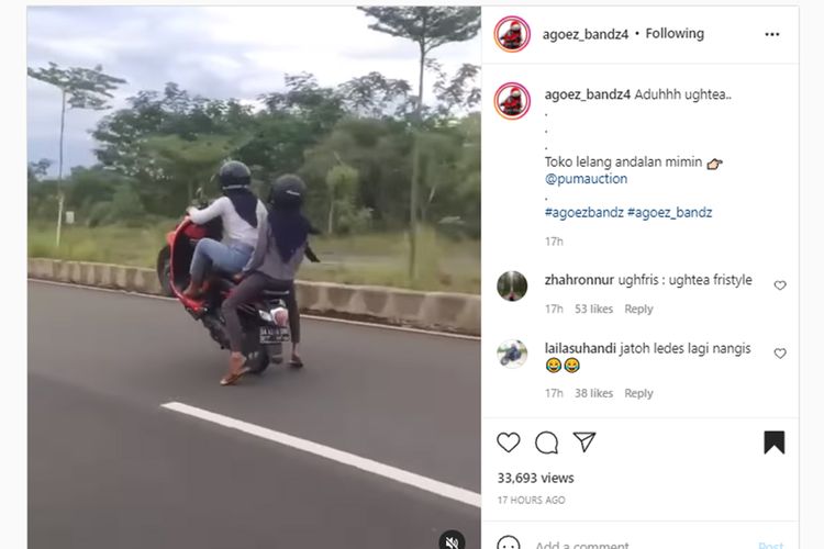 Dua perempuan yang menggunakan hijab melakukan aksi wheelie menggunakan Honda Scoopy di jalan raya