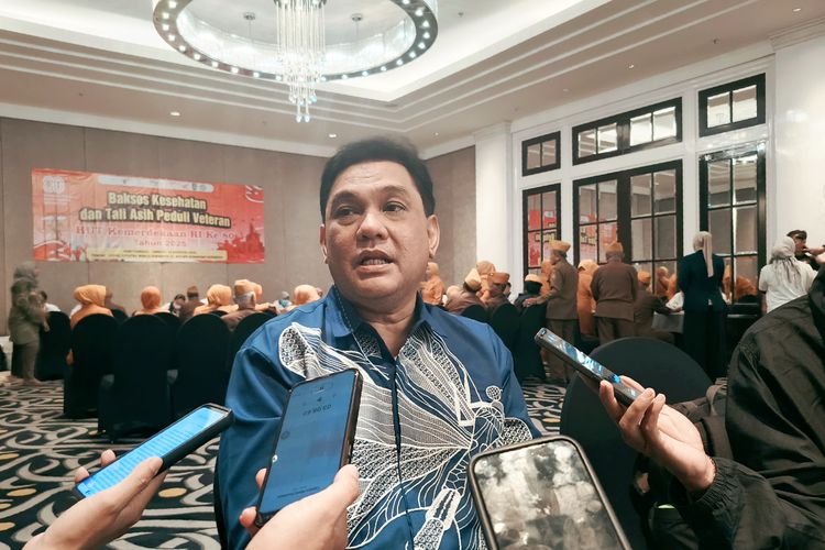 Founder Yayasan Bangun Sehat Indonesiaku (YBSI) Kolonel Laut (K) Dr. dr. Hisnindarsyah menggelar Baksos Kesehatan dan Tali Asih, Peduli Veteran HUT Kemerdekaan yang berlangsung di salah satu ruang pertemuan Hotel Ciputra Surabaya, Minggu (10/8/2025) siang.