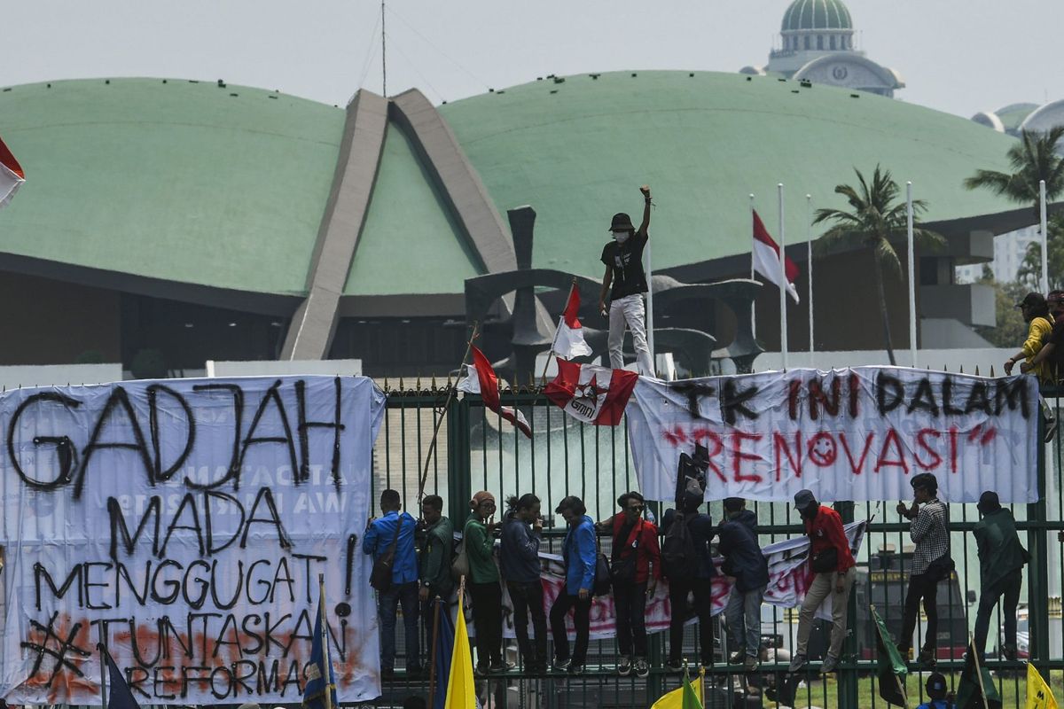 Sejumlah mahasiswa dari berbagai perguruan tinggi di Indonesia berunjuk rasa di depan gedung DPR, Jakarta, Selasa (24/9/2019).