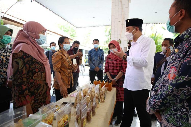 Wali Kota Surabaya Eri Cahyadi saat meninjau UMKM di Kelurahan Sememi. 