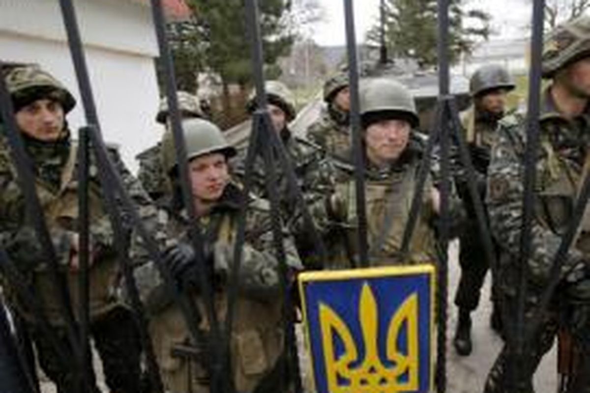 Tentara Ukraina berjaga di dalam gerbang markas mereka di Privolnoye