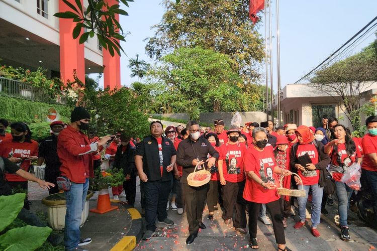 Sekretaris Jenderal DPP PDI-P Hasto Kristiyanto beserta jajaran DPP PDI-P menggelar tabur bunga di Kantor DPP PDI-P Jalan Diponegoro, Jakarta, Rabu (27/7/2022) untuk mengenang peristiwa Kudatuli yang ke-26 tahun.