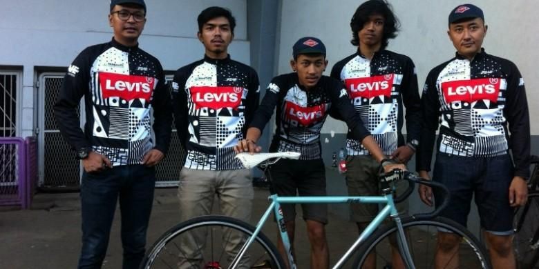 Para ofisial dan riders Westbike Messenger Service (WMS) yang akan tampil di Cycle Messenger World Championship (CMWC) 2016
