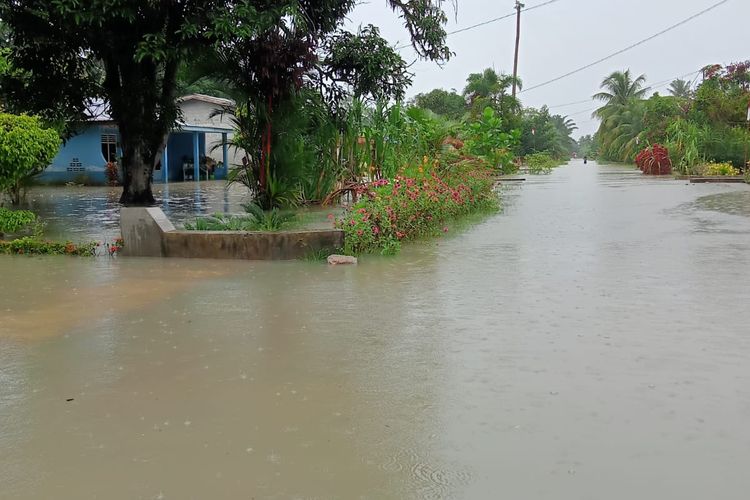 Ribuan rumah terendam dan ratusan orang terpaksa mengungsi akibat bencana banjir di Kabupaten Batu Bara, Sumatera Utara.