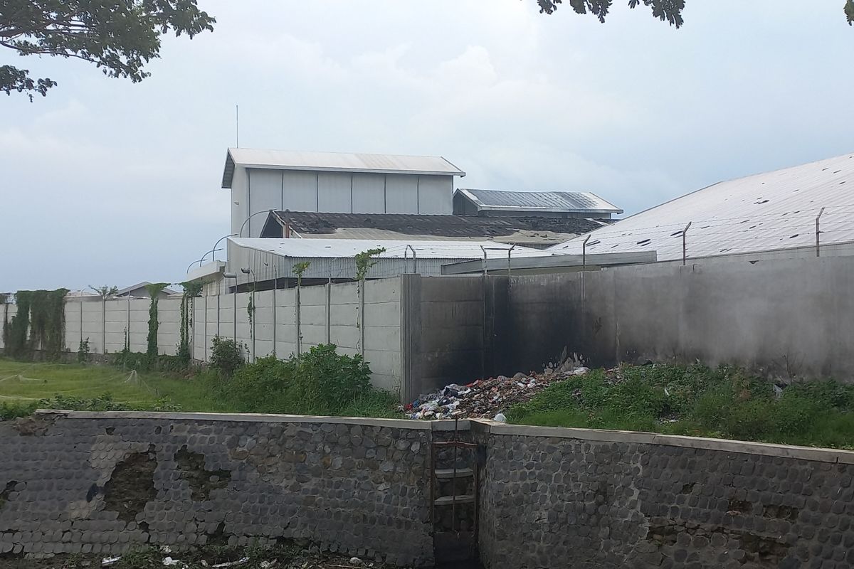 Nampak atap yang gosong sebuah gudang penyimpanan barang penunjang milik PT Gudang Garam Tbk. di Jl Mataram Kota Kediri, yang baru saja terbakar, Selasa (8/11/2022).