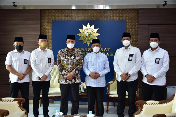 Kepala BNPT Boy Rafli Amar dan Ketua PP Muhammadiyah Haedar Nashir di Kantor PP Muhammadiyah Yogyakarta, Jumat (1/4/2022). Foto: Humas BBPT