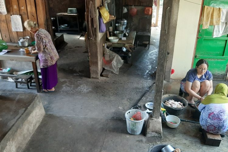 Warung Mbok Tumbu Mempertahankan Dapur Tradisional