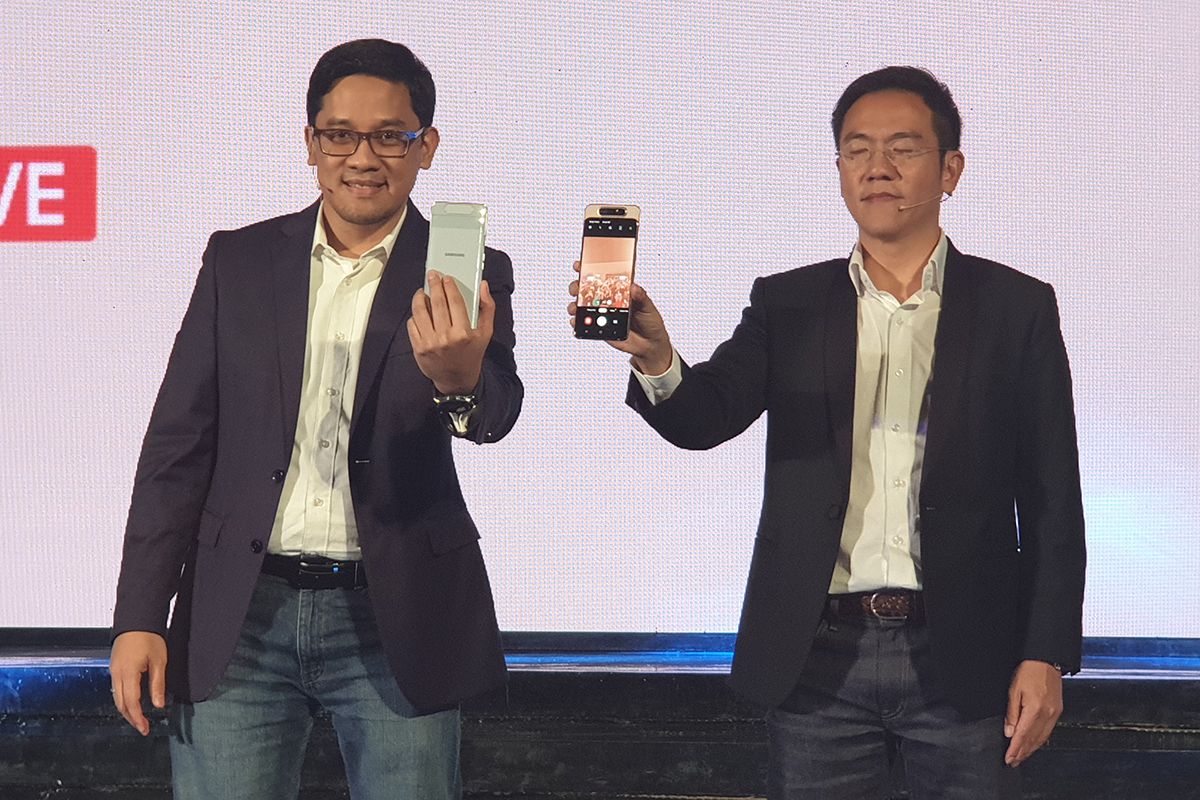 Head of IT & Mobile Business Samsung Electronic Indonesia Denny Galant (kiri) dan Vice President IT & Mobile  Business Samsung Indonesia Bernard Ang saat memperkenalkan Galaxy A80 dalam acara peluncuran di Jakarta, Rabu (17/7/2019).