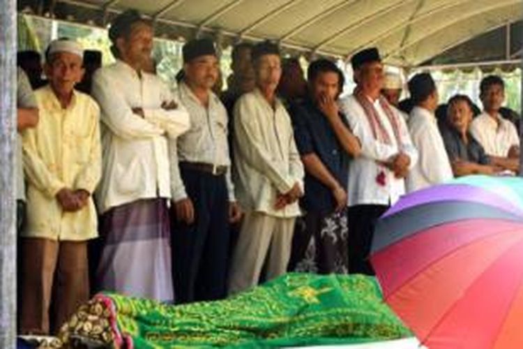 Warga melaksanakan shalat fardhu kifayah terhadap M Juwaini Ketua Dewan Pimpinan Kecamatan Partai Nasional Aceh (PNA) Kuta Makmur Aceh Utara di Desa Ceumeucet, Kamis (6/2/2014). 