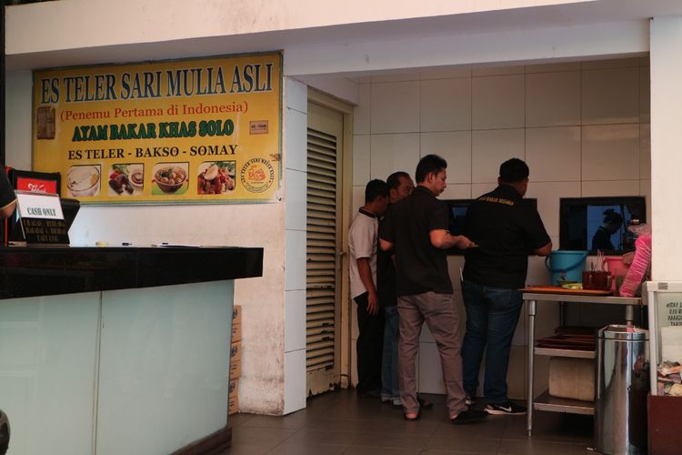 Kedai Es Teler Sari Mulia Asli di pusat jajanan Bioskop Metropole XXI, Menteng, Jakarta Pusat. Kedai es teler ini jadi pencipta es teler pertama di Indonesia